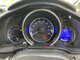 速度計や各種表示が運転席正面にまとまり、走行に必要な情報を確認しやすい配置です。メーター内の表示も見渡しやすく、運転中に車両の状況を把握する際に役立ちます。