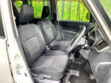 運転席まわりには十分なスペースがあり、大柄な方でもゆったり運転していただける環境です。