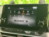 ラジオやUSB、Bluetoothなど、複数の音源が画面に表示されています。使いたい項目を見つけやすく、普段の音楽再生やラジオ利用に便利な装備です。