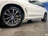 ●純正OP20インチアルミホイール:輸入車ならではの卓越した走りを支えるホイールと足回りです!日本車の走りに慣れている方にもぜひ体感して頂きたいほど、高いレベルでまとまっています!