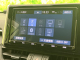ラジオやテレビ、Bluetoothなど、利用できる音源を一覧から確認できます。選択画面で聴きたいソースを探しやすく、通勤やお出かけなど日常の車内時間に活用できます。