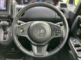 手元に複数のスイッチがまとまり、運転姿勢を保ちながら各種操作にアクセスしやすい仕様です。表示も確認しやすく、日々の運転をサポートする便利な装備として活躍します。