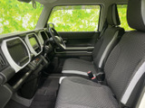 運転席と助手席は座面の柄がそろい、左右にゆとりを感じる配置です。窓から周囲を見渡しやすく、前方にはメーターや画面も見やすく収まり、毎日の移動を心地よく支えます。