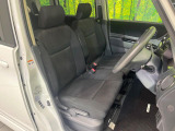 運転席まわりには十分なスペースがあり、大柄な方でもゆったり運転していただける環境です。