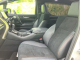 運転席と助手席が並ぶ前席は、ゆとりある座面と身体を支える形状が印象的。窓越しに周囲を確認しやすく、落ち着いた室内空間で通勤や遠出など日々の移動をお楽しみいただけます。