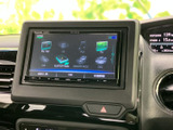 音楽やラジオなど、複数のメディアを選べる画面を備えています。表示が整理されていて選択肢を把握しやすく、普段の移動中もお好みに合わせた音源を楽しめます。