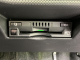 停車中には画面からテレビ番組を視聴でき、待ち時間などを車内で過ごす際にも便利です。画面上には番組表示や音量などの操作項目がまとまり、視聴する際に状態を確認しやすい仕様です。