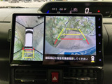 後方映像に加えて車両周辺を俯瞰した表示も確認でき、駐車時の周囲確認をサポート。画面上の目安線も参考にしながら操作できます。