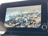 テレビ番組の映像を表示でき、停車中の待ち時間に視聴を楽しめます。画面には映像が大きく表示されるため、車内で過ごすひとときに活用しやすい装備です。