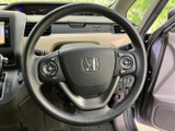 手元に複数のスイッチがまとまり、運転姿勢を保ちながら各種機能を確認できます。握りやすい形状で、日々の運転時にも自然に手を添えられる配置です。車内での操作を身近にします。