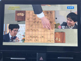 停車中にテレビ映像を楽しめる装備です。画面に番組が表示され、待ち時間などに映像を視聴できます。車内で過ごす時間の選択肢が広がり、便利にご利用いただけます。