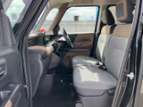 運転席と助手席に明るい色合いのシートを配し、室内は開放感のある印象です。前方や側面の窓から周囲を確認しやすく、乗り降りの際も広いドア開口部が便利です。