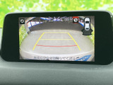 進路確認をサポートする、便利なカメラ表示です。駐車場での出し入れや、狭い道での運転を安心・安全にします。