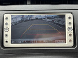 画面には車両後方の映像とガイド線が表示され、駐車時の後方確認をサポートします。周囲の状況を確認しながら車庫入れでき、駐車操作に不安のある方にも便利な装備です。