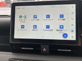 大画面のタッチパネルに各種メニューが並び、目的の項目を見つけやすい表示です。ナビやオーディオをはじめ、車両関連の情報にもアクセスでき、毎日の移動を便利にサポートします。