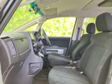 前席は見通しのよい窓まわりと、落ち着いた色合いのシートが特徴です。運転席と助手席の配置を実際に確かめながら、座った際の視界や乗り降りのしやすさをご確認ください。