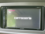 大きく見やすい画面を備え、運転中も情報を確認しやすい配置です。車内での移動時間をより便利に過ごしたい方におすすめの装備です。