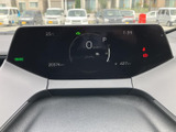 速度やシフト位置など、運転時に確認したい情報がメーター画面にまとまっています。表示が見やすく、必要な情報を把握しやすい配置で、日々の運転をサポートします。