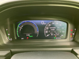 表示がひとまとまりに配置され、運転席から情報を確認しやすいメーター廻りです。速度や航続可能距離などを見分けやすく、日々の運転時にも役立ちます。