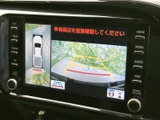 車両周辺の映像とガイド線を画面で確認でき、駐車時の周囲確認をサポートします。上から見た車両表示もあり、切り返しや後退の際に状況を把握しやすい装備です。
