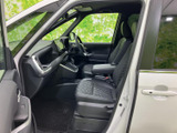運転席と助手席は見通しがよく、落ち着いて座れる空間に仕上がっています。手の届きやすい配置で日常の乗り降りもしやすく、通勤からご家族でのお出かけまで活躍します。
