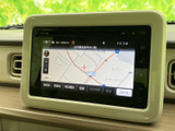 道路や周辺施設が画面に表示され、行き先までの道順を確認しやすい地図画面です。表示内容を見ながら目的地を設定でき、初めての場所へのお出かけにも便利です。