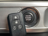【キーレススタートシステム】カバンやポケットに入れたままでもドアの施錠・解錠が可能なスマートキーを装備。エンジンのオン・オフ時もカギを取り出す必要が無いからとっても便利です♪