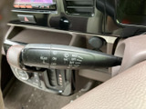 表示が見やすく、必要なときに手元で確認しやすいレバーです。運転席から手を伸ばしやすい位置にあり、天候が変わる場面でも扱いやすさに配慮されています。