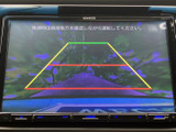 後方の映像にガイドラインが表示され、駐車時に車両後方の状況を確認する際に役立ちます。周囲を目視で確かめながら画面も活用できるため、バックでの駐車や切り返しをサポートする装備です。