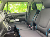 運転席と助手席は座面が広く、背もたれにもゆとりを感じる形状です。大きな窓から外を見渡せる明るい室内で、青い縁取りがシートのアクセントになっています。