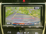 後方の様子を画面で確認でき、目安となるガイド線も表示されます。駐車時に車両周辺を把握しやすく、切り返しや車庫入れの際にも便利。周囲を確認しながら落ち着いて操作できます。