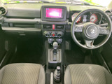 運転席まわりはメーターやセンターディスプレイが前方にまとまり、視線を移しやすいレイアウトです。前席は左右にゆとりを感じる配置で、日常の移動も落ち着いて過ごせます。