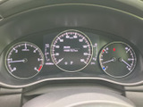 速度や燃料残量などの情報がまとまって表示され、運転中も必要な内容を確認しやすい配置です。中央には各種情報を映す表示部があり、状況を把握する際に役立ちます。