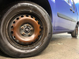 ●15インチホイール:輸入車ならではの卓越した走りを支えるホイールと足回りです!日本車の走りに慣れている方にもぜひ体感して頂きたいほど、高いレベルでまとまっています!