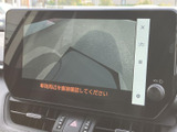 後方の様子をモニターで確認でき、駐車や後退時の周囲確認をサポートします。車両の周辺を目視で確かめながら活用できるため、見通しにくい場所での操作にも心強い装備です。