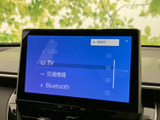 USBやテレビ、交通情報、Bluetoothなどの項目が並び、使いたい音源や情報を画面から選びやすい構成です。停車中の設定確認にも便利で、日々の移動をサポートする装備として活用いただけます。