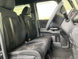 前席は視界を遮りにくい開放的な配置で、運転席と助手席が並んで座れます。シートの表地や足元の様子も落ち着いた印象で、毎日の移動を快適に過ごせる空間です。