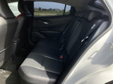 前席はゆとりある座面と背もたれで、落ち着いて腰掛けられる空間です。運転席側まで見渡しやすい開放的な室内で、シートの赤いアクセントが車内にさりげない彩りを添えています。