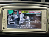 テレビ番組を楽しめる画面を備えており、停車中の休憩時間にも映像をご覧いただけます。画面表示で内容を確認しやすく、待ち時間を過ごす際に便利です。