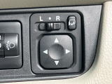 【電動格納ミラー】サイドミラーは電動格納式となっており、狭い駐車場でもキズがつくリスクを抑えられます。