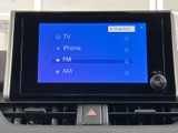 テレビやFM・AMラジオ、スマートフォンなどの選択肢が画面に並び、使いたい音源を確認しやすい表示です。操作項目がまとまっているため、日々の移動中も好みに合わせた音源選びに役立ちます。