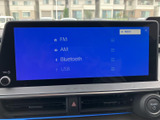 FM・AMに加えてBluetoothやUSBの選択肢が画面に並び、聴きたい音源を確認しながら選べます。表示が見やすく、日々の通勤やお出かけの際にも使いやすいオーディオ画面です。