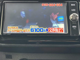 テレビ番組を画面で楽しめる装備です。停車中の休憩時間などに映像を視聴でき、待ち時間を過ごす際にも便利。見やすい画面表示で、操作も画面から行えます。