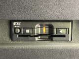 テレビ画面ではなく、ETC車載器が装着されています。料金所ではETCを利用して通過でき、支払いの手間を抑えたスムーズな移動に役立ちます。日々の通勤や遠出にも便利です。