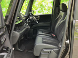 前席は落ち着いた色調でまとめられ、運転席から前方を見渡しやすい室内です。シートはゆったりとした形状で、座った際にもくつろぎやすい印象。足元に広がりがあり、乗り降りもスムーズに行えそうです。