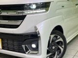 【LEDヘッドライト】悪天候や夜間走行時も良好な視界を確保し安心して運転できる高輝度LEDヘッドライトを装備!点灯速度が早く、消費電力も抑えられています。