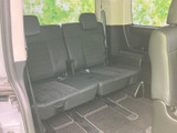 3列目は複数人で座れるベンチタイプで、後席にも窓からの光が届く明るい空間です。足元にはフロアスペースがあり、家族でのお出かけなど乗車人数が多い場面にも活躍します。