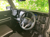 運転席から前方を見渡しやすく、メーターや画面類も視線の近くにまとまった室内です。手の届く範囲に各種スイッチが並び、日常の運転を支えます。