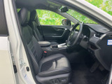 運転席まわりは視界が開け、前方やサイドの状況を確認しやすいレイアウト。シートと肘掛けが備わり、落ち着いて過ごせる空間です。乗り降りもしやすい印象です。