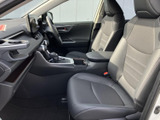 助手席から運転席まで見通しやすく、乗員同士で会話もしやすい前席空間です。身体を支えるシート形状と落ち着いた色調がくつろぎを演出し、足元もすっきり。乗り降りしやすい開口部も魅力です。